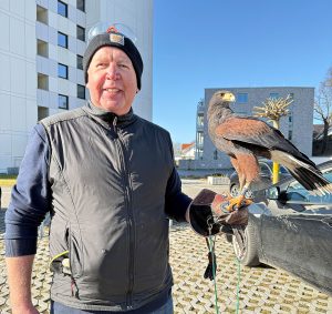 Hausmeister Lars Prigge mit dem Falken